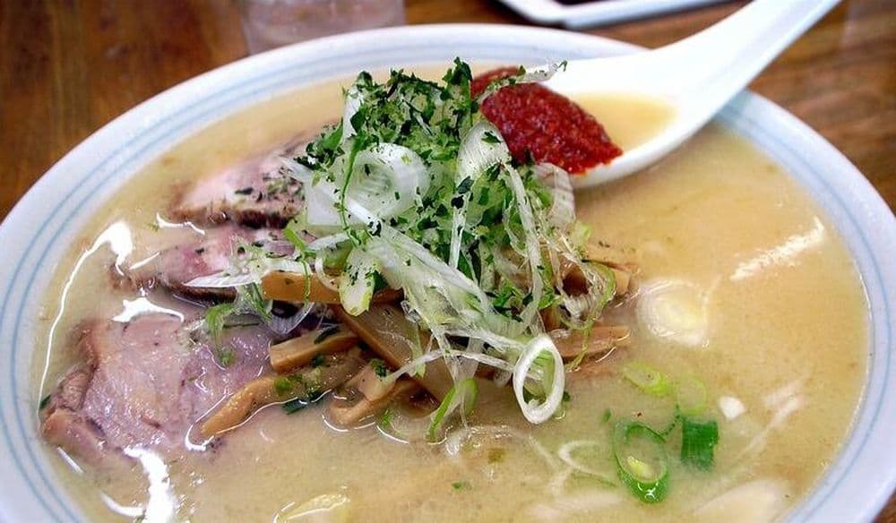 Akayu Karamiso Ramen mit der Miso-Knoblauch-Chili-Kugel als Topping. Quelle: Wikimedia