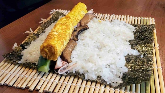Sushi zubereiten und essen